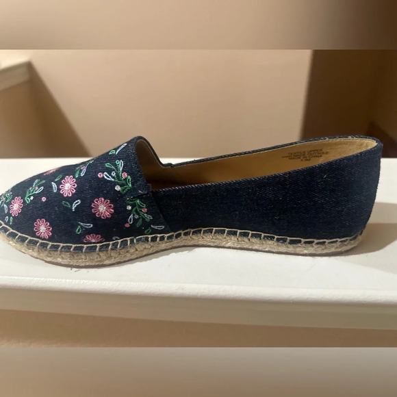 Women’s TALBOTS Izzy Embroidered Denim Flower Espadrilles. Size 8.5. - Picture 10 of 10